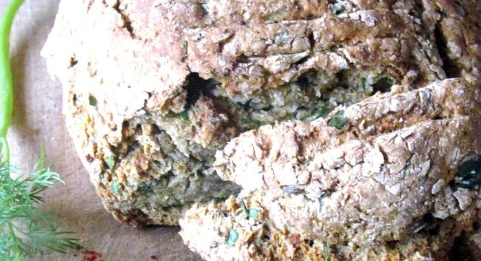 Цельнозерновой хлеб с зеленью и чили