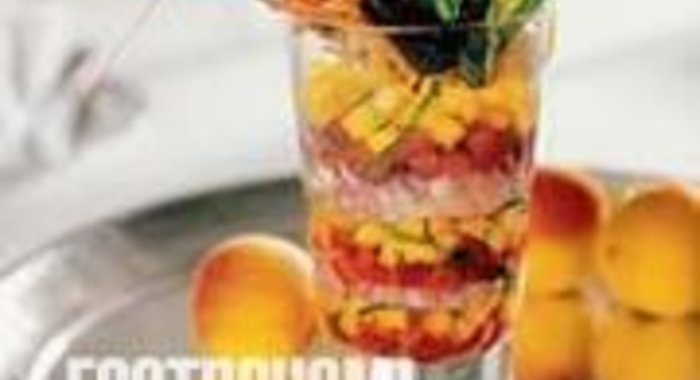 Коктейль из абрикосов, помидоров и речных раков