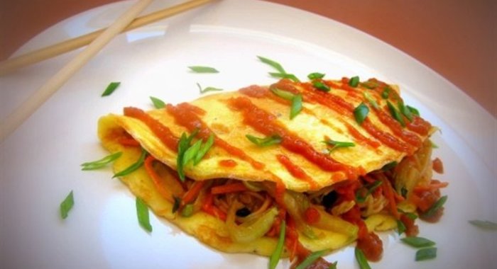 Омусоба – японский омлет с овощами, лапшой и соусом тонкацу