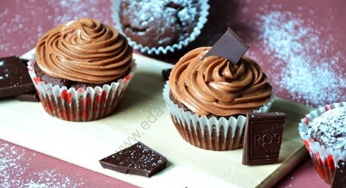 Шоколадные капкейки с кремом