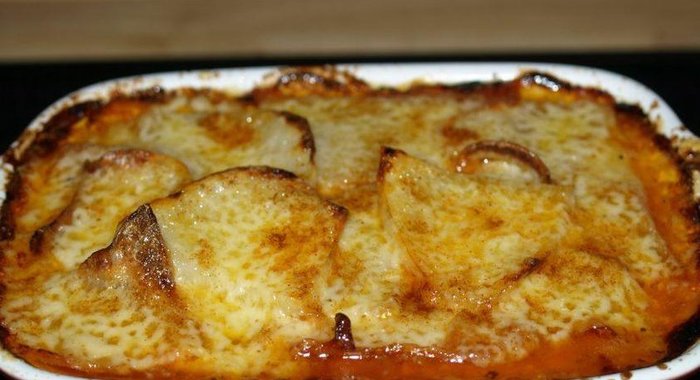 Колбасная запеканка с помидорами и фасолью