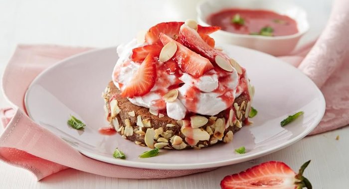 Кофейный бисквит со сливочным кремом и клубничным соусом