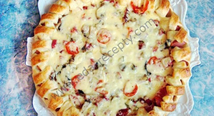 Праздничная пицца с солеными огурцами и колбасой