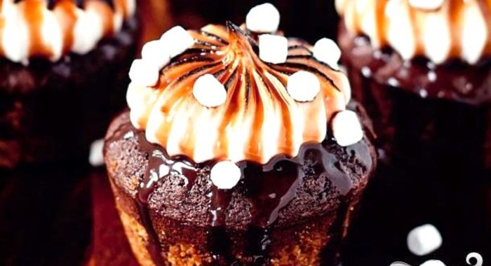 Капкейки с шоколадным кремом и ванильной глазурью