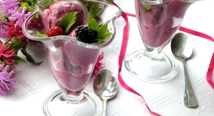 Йогуртовое мороженое с малиной и ежевикой