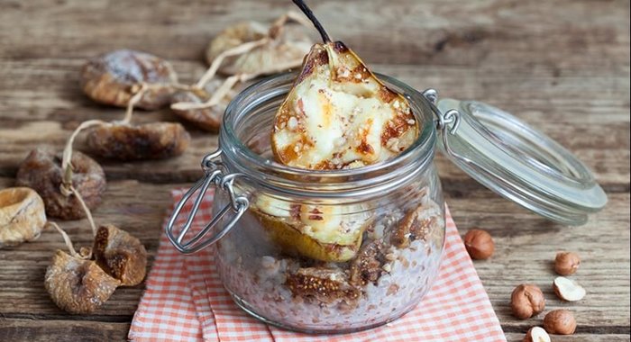 Гречка с сушеным инжиром, груша, обжаренная на гриле и запеченная с козьим сыром