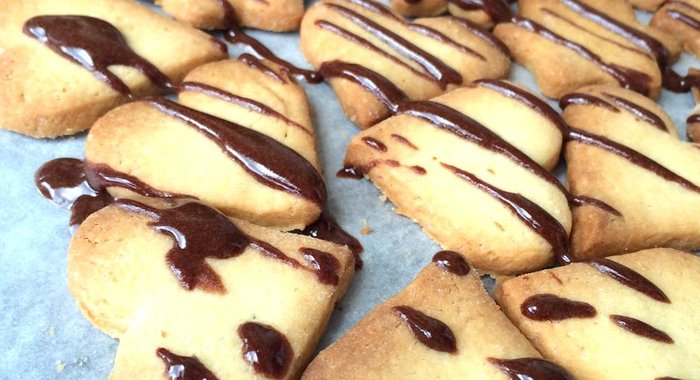 Песочное печенье в шоколадной глазури