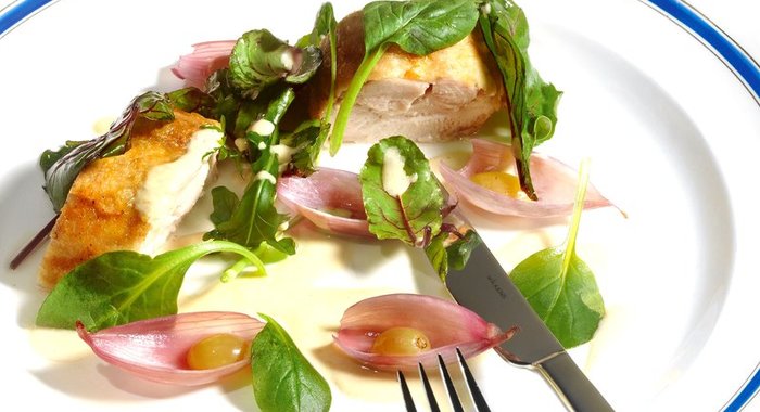 Куриный рулет с маринованным луком и виноградом