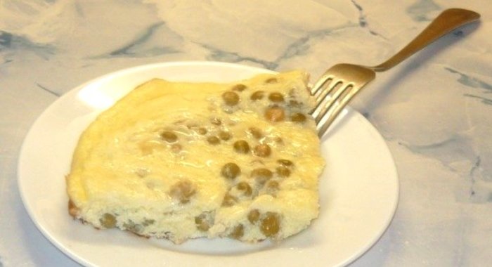 Омлет с зеленым горошком