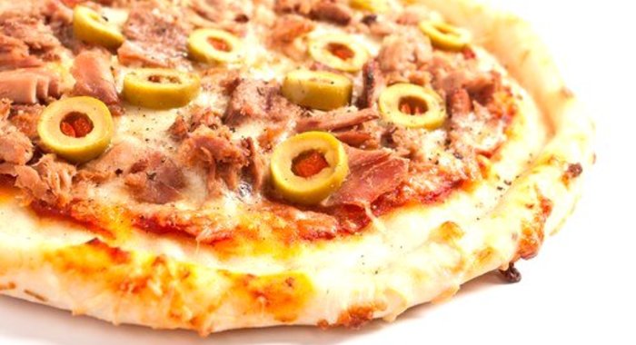 Пицца с тунцом и маслинами