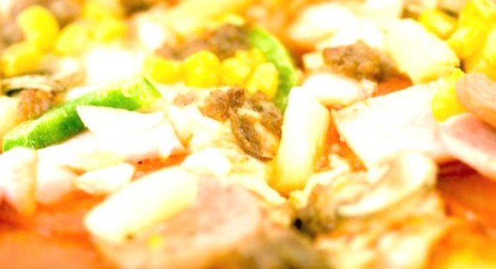 Пицца с ананасами, колбасой, сладкой кукурузой и томатами