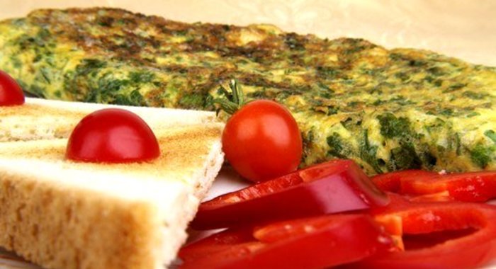 Печеный омлет с грюйером и шнитт-луком