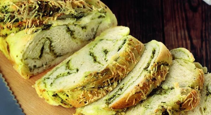 Плетеный хлеб с песто