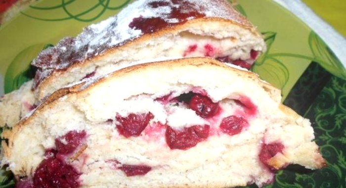 Дрожжевой рулет с вишней