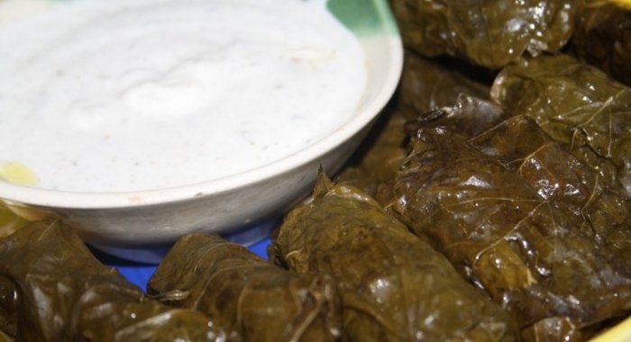 Долма из молодых виноградных листьев с начинкой из смешанного фарша