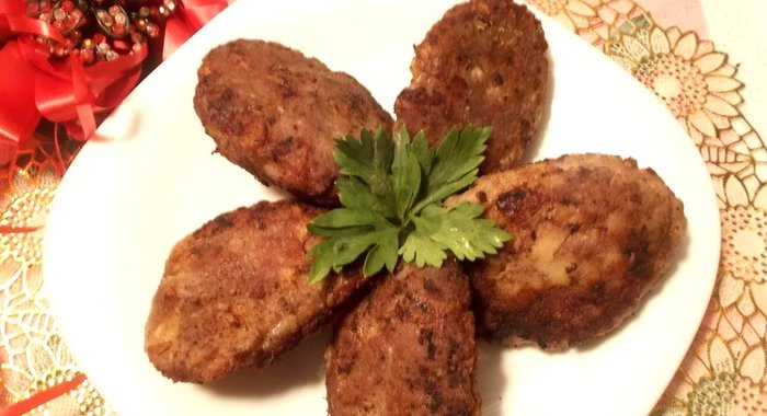 Куриные котлеты с колбасным сыром и чесноком