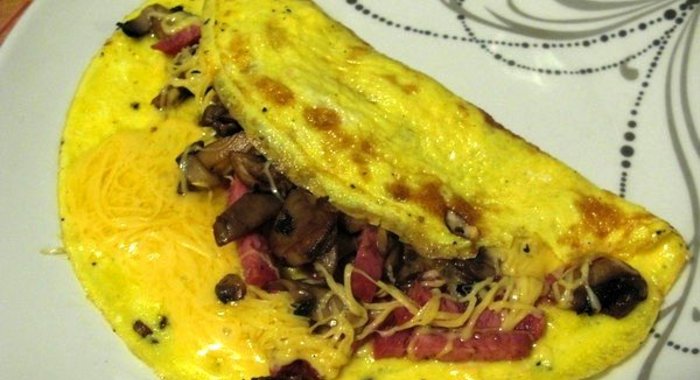 Омлет с лисичками и колбасой