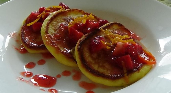 Оладьи из рикотты с клубнично-апельсиновым соусом