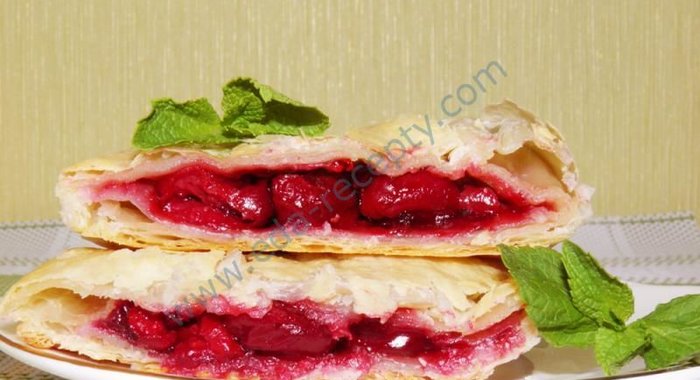 Слоеные пирожки с вишней