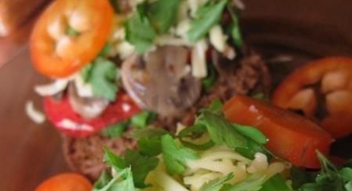 Рулетики из макрели с ревенем