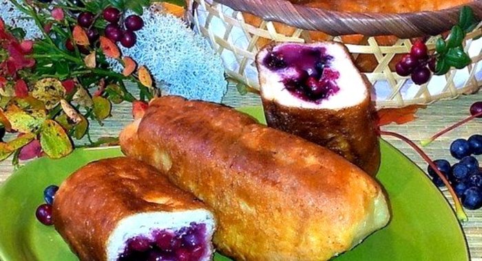 Пирожки с черникой на сковороде
