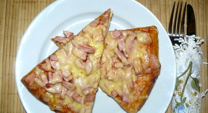 Пицца с вареной колбасой