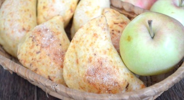 Яблочные пирожки из сырного теста