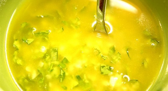 Классическая заправка из оливкового масла и чеснока