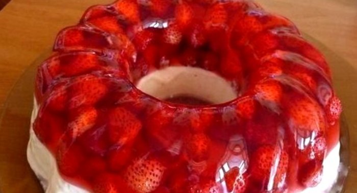 Земляничное желе с ванильным кремом