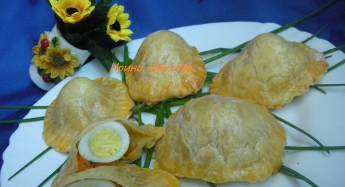 Пирожки из слоеного теста с яйцом