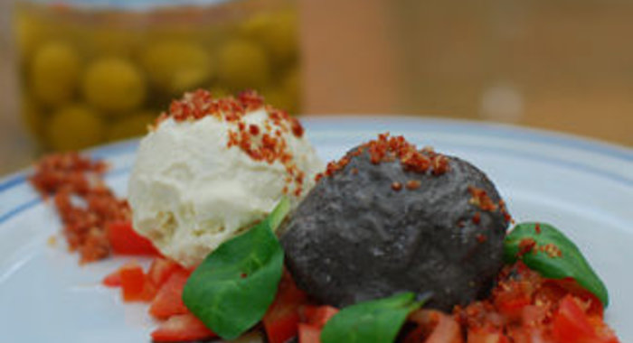 Мороженое из зеленых и черных оливок