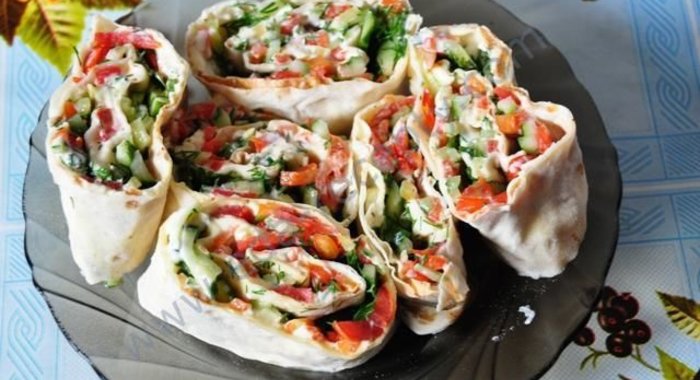 Рулет из лаваша с зеленью и овощами