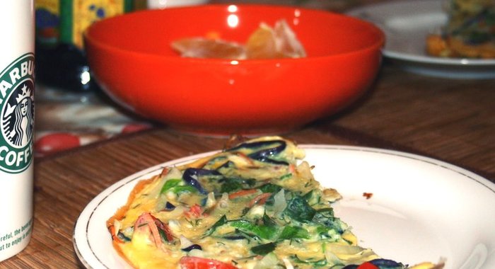 Омлет с морковью, болгарским перцем и луком