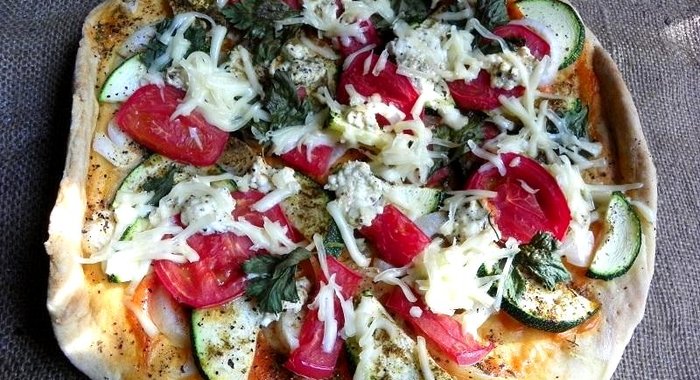 Пицца с кабачком и помидорами