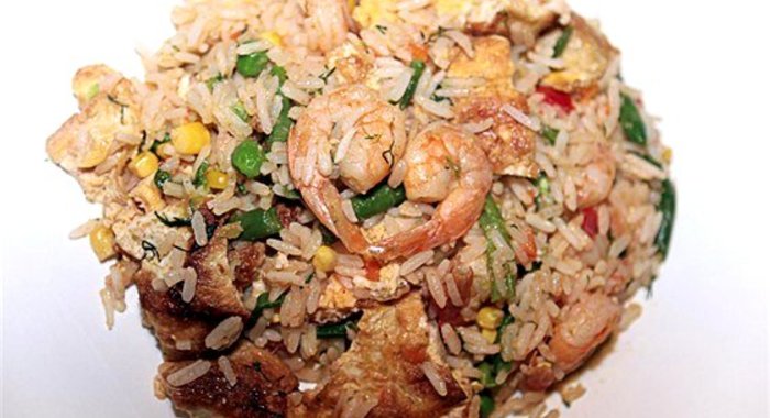 Рис с креветками, овощами и омлетом