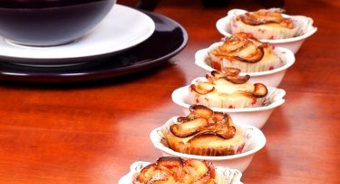 Маффины с кусочками яблок, грецкими орехами и корицей