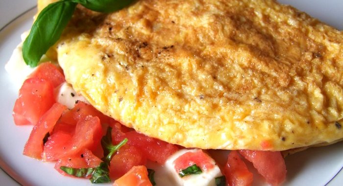 Омлет на сковороде с молоком