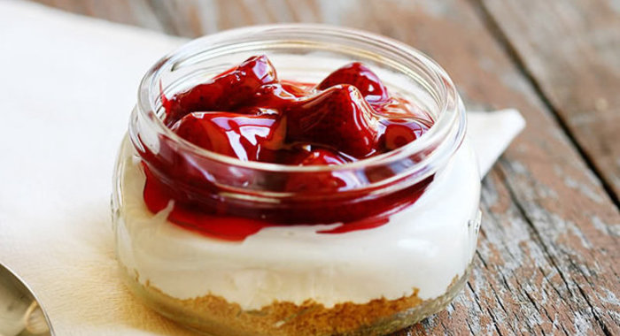 Клубничный мини-чизкейк в баночке