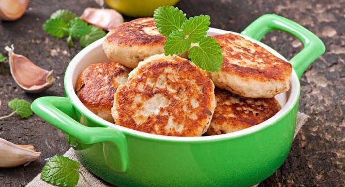 Котлеты из мяса птицы с миндалем и яблоком