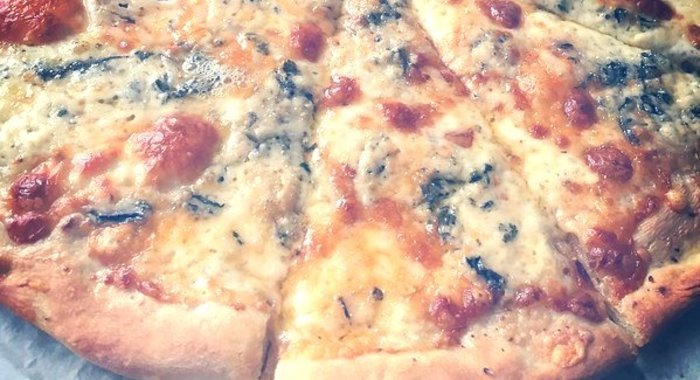 Пицца «Четыре запрещенных сыра»