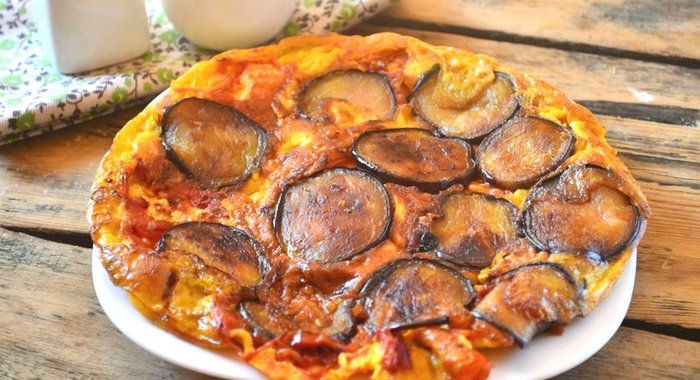 Омлет с баклажанами и помидорами