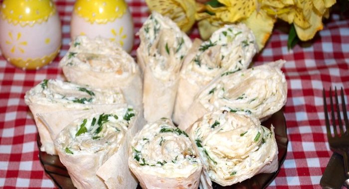 Рулет из лаваша с брынзой