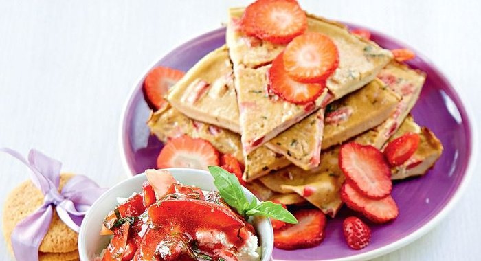 Сладкий омлет с клубникой