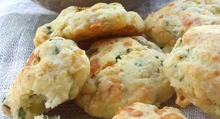 Сырное печенье с зеленым луком