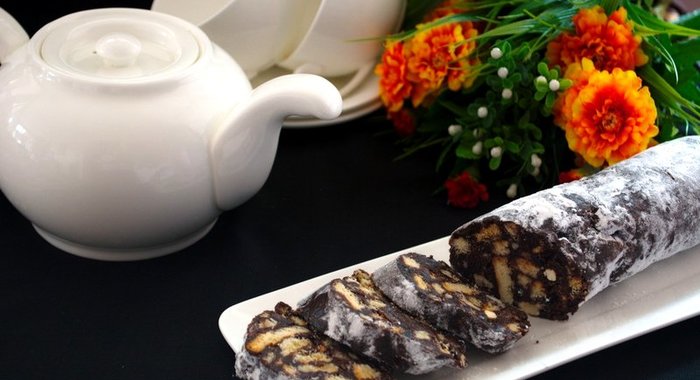 Колбаска из печенья и какао