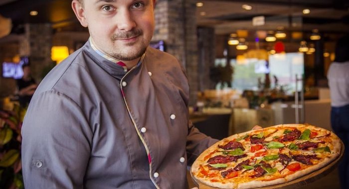 Паста с кремом из шпината, куриными фрикадельками и кедровыми орешками