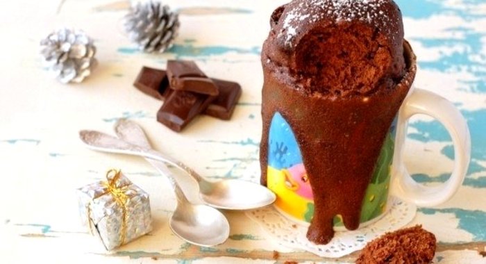 Кофейно-шоколадный кекс в кружке в микроволновке