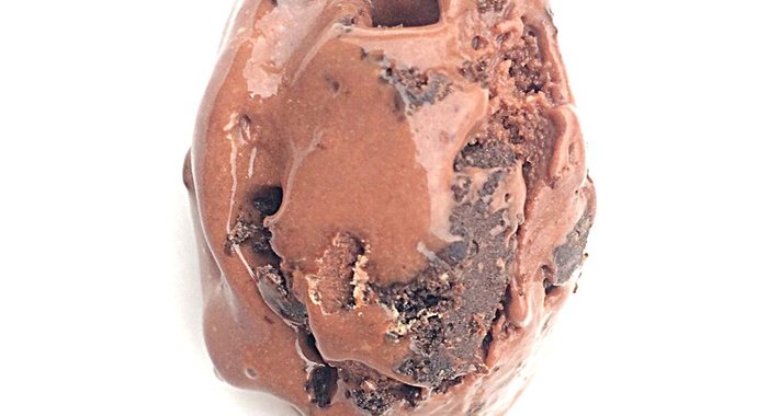 Мороженое с молочным шоколадом и шоколадным печеньем