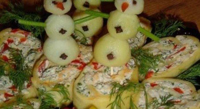 Новогодний рулет из сыра закуска Снеговик