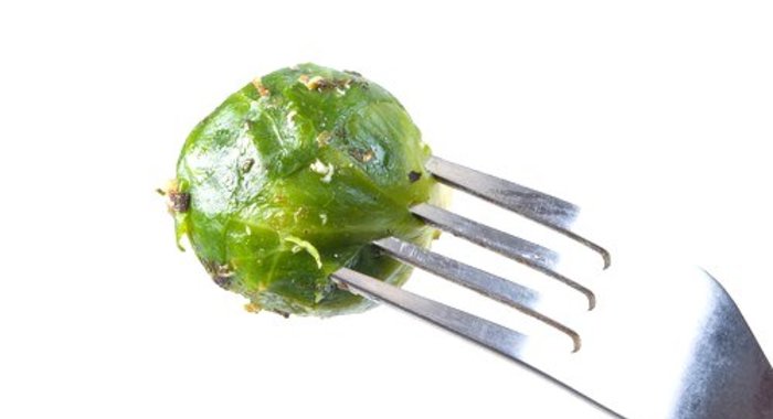 Жареная брюссельская капуста с белым вином и чесноком